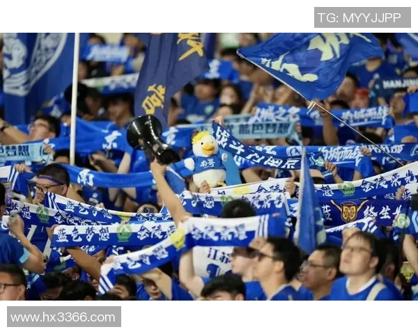 “苏超”南京队球员与新闻工作者共庆我国记者节